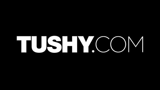 Муж вернулся с работы и застал жену в постели с подружкой