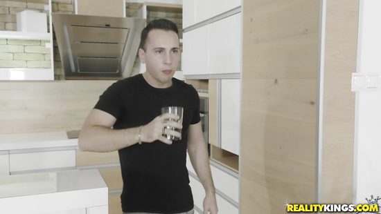 Муж и его два друга трахают жену нимфоманку на секс кочелях в три члена