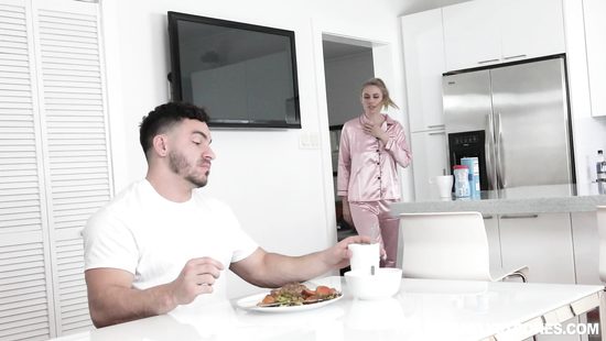 Горячую мачеху пасынок раком отпердолил на кухне как только папка ушел на работу