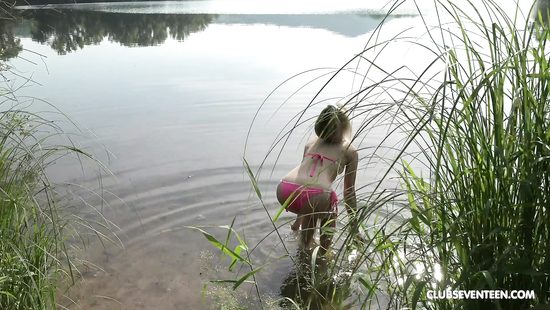 Купания голышом - это идеальный способ развести на трах на природе
