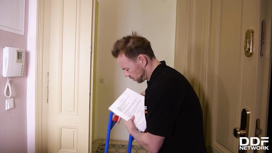 Курьер обожает чаевые в виде дырочек заказчицы