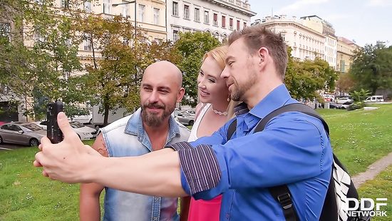 Уговорил подругу на двойное проникновение и устроил трах с другом