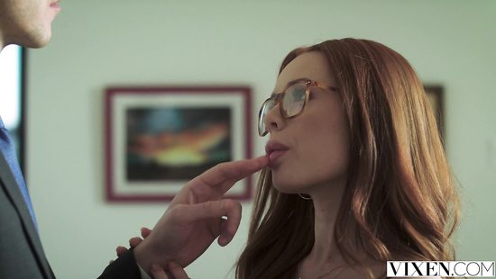Сексуальная художница позволила критику овладеть собой и доминировать