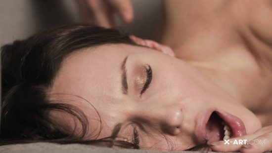 Утонченная леди доит мощный пенис счастливчика глоткой и сочной киской