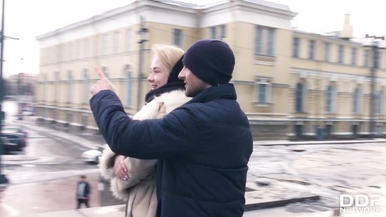 Развел на секс наивную блондинку и вдул ей на кухне в узкое очко