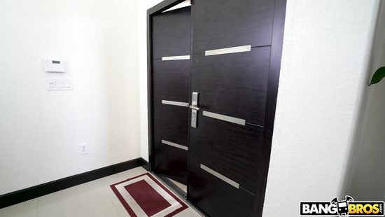 Женатый мужик за отдельную плату трахнул красивую латинку уборщицу
