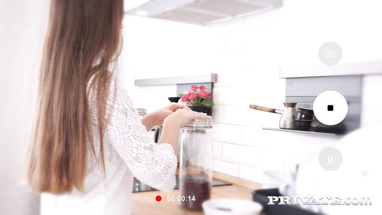 Зашёл на палку чая и трахнул стройную молоденькую подружку раком