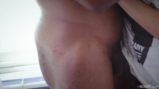 Алина Ерёменко красиво трахается в спальне с мускулистым негритосом