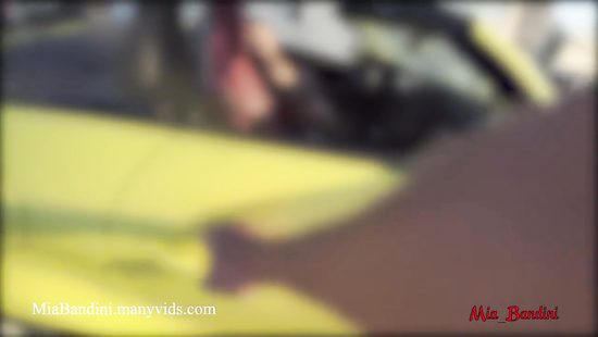 Делает мажору в машине глубокий минет и даёт в анальную дырку