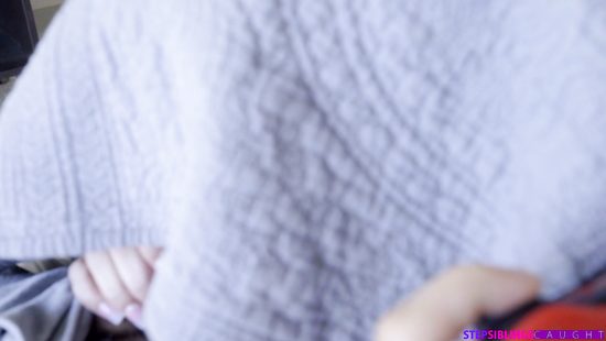 Поймала подругу с членом соседа во рту и предложила устроить групповуху