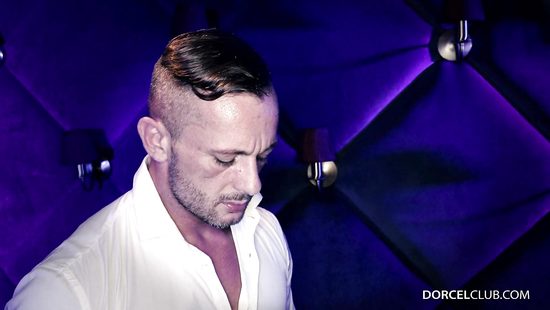 В клубе извращений незнакомец оттрахал шикарную рыжеволосую женщину