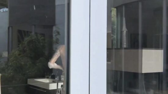 Summer Soderstrom принимает ванну с пеной