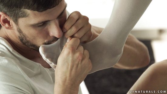 Кудрявая милашка своими длинными ногами сводит с ума любимого парня