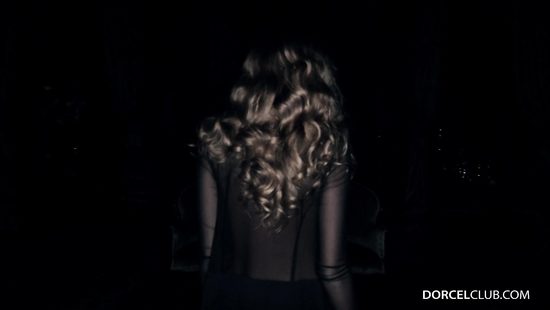 У горящего камина татуированный мужик поставил раком красивую любовницу