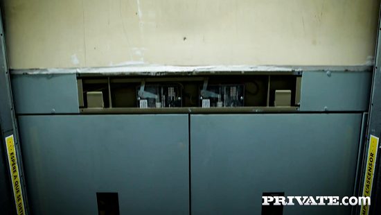 На Хеллоуин огромный татуированный мужик жёстко поимел хрупкую блондинку