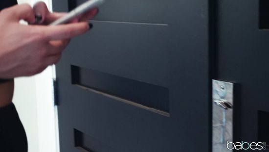 Отправила парню своей подруги интимное фото и пригласила в гости