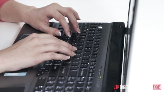 Незнакомец из интернета по записке пришёл и трахнул голодную брюнетку