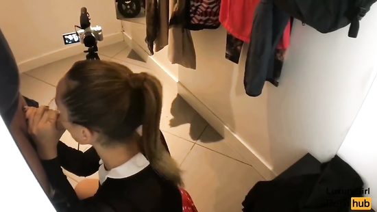 В примерочной очкастая сучка отсосала другу и дала раком на камеру