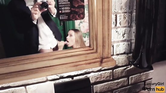 В туалете кафе гламурная чикса соснула член и проглотила сперму