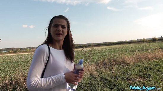 Улыбчивая девушка после секса с пошлым пикапером на природе глотает сперму