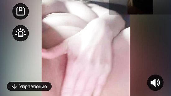 Милфа дрочит на камеру :))