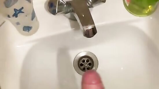 Дрочу напротив себя