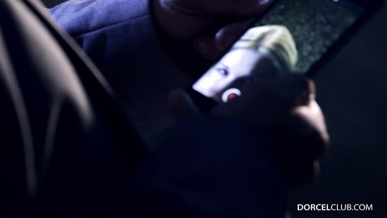 Длинноногая баба трахается с незнакомцем на природе перед наивной девушкой