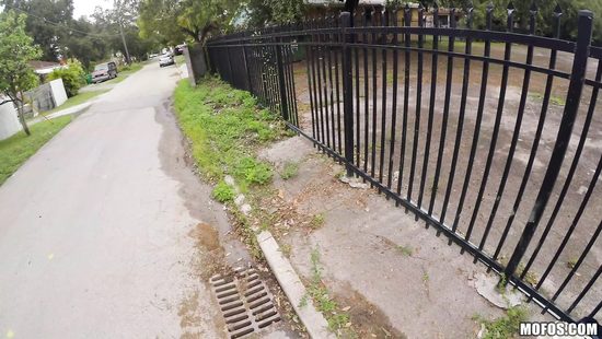 Водитель развел кучерявую латиночку на секс и бросил в переулке с вещами