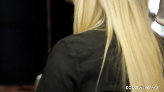 Вульгарная бабенка трахается с любовником перед парочкой молодых
