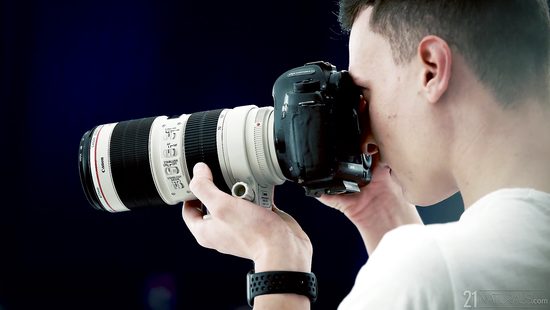 Фотомодель благодарит фотографа за удачные снимки пиздой
