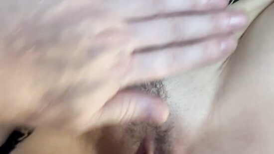 Трахает мою девочку не снимая трусики