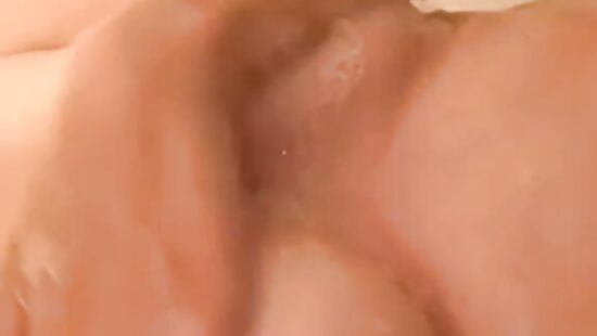 вот и мокрые сиськи подъехали