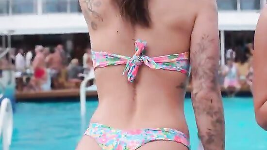 на конкурс мокрых купальников