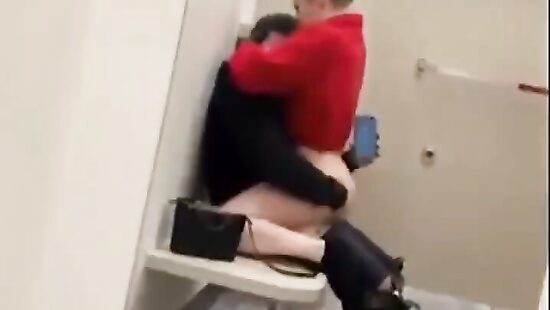 из-за них очередь в примерочной