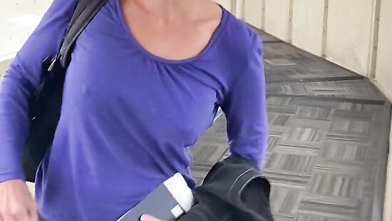 на самолёт же опаздываем