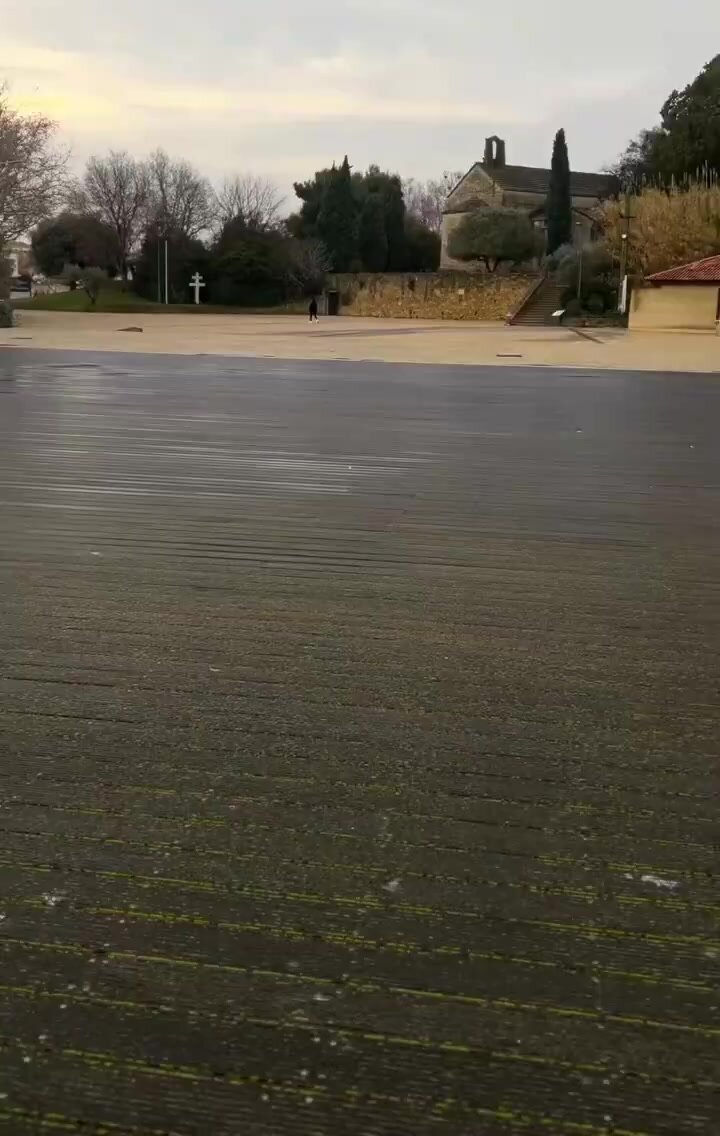 на улице ураган и голые сиськи